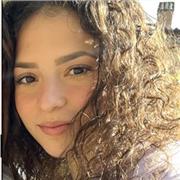 Giovane ragazza e fresca di studi, aiuto bambini e ragazzi di elementari e medie nello svolgimento dei propri compiti